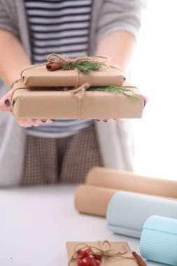 Noel hediye kutusu tutan kadın elinde