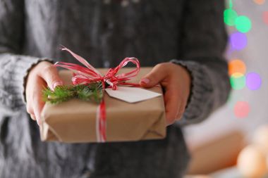 Noel hediye kutusu tutan kadın elinde