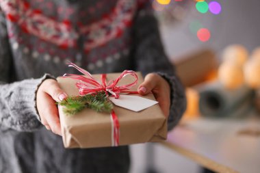 Noel hediye kutusu tutan kadın elinde