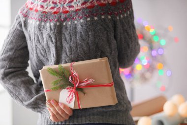 Noel hediye kutusu tutan kadın elinde