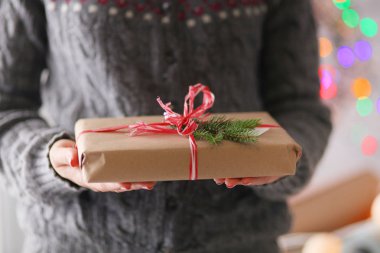 Noel hediye kutusu tutan kadın elinde