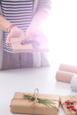 Noel hediye kutusu tutan kadın elinde