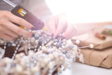 Masada oturan Noel süslemeleri aksesuarları hazırlama kadın