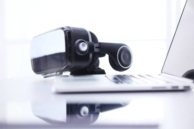 Sanal gerçeklik dizüstü bilgisayar ile masa üzerinde koruyucu gözlük