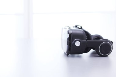 Sanal gerçeklik gözlük üstünde okul sırası