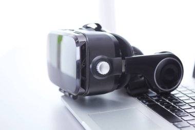 Sanal gerçeklik dizüstü bilgisayar ile masa üzerinde koruyucu gözlük