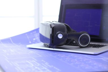 Sanal gerçeklik dizüstü bilgisayar ile masa üzerinde koruyucu gözlük