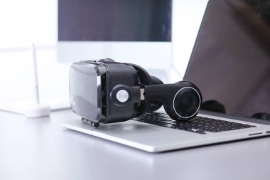 Sanal gerçeklik dizüstü bilgisayar ile masa üzerinde koruyucu gözlük