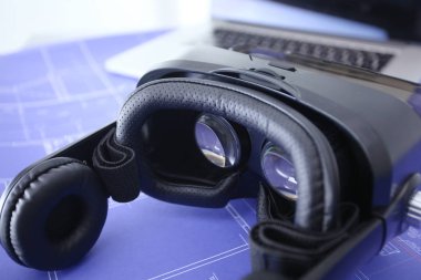 Sanal gerçeklik dizüstü bilgisayar ile masa üzerinde koruyucu gözlük