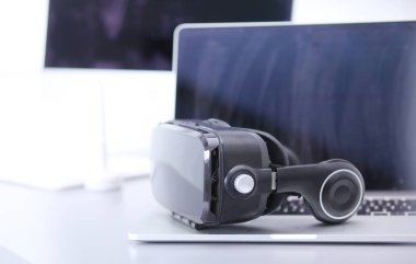 Sanal gerçeklik dizüstü bilgisayar ile masa üzerinde koruyucu gözlük