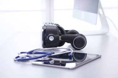 Sanal gerçeklik dizüstü bilgisayar ile masa üzerinde koruyucu gözlük