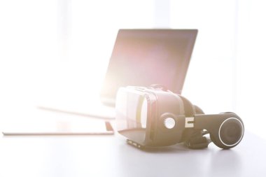 Sanal gerçeklik dizüstü bilgisayar ile masa üzerinde koruyucu gözlük