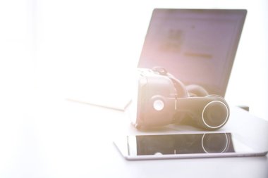 Sanal gerçeklik dizüstü bilgisayar ile masa üzerinde koruyucu gözlük