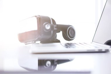 Sanal gerçeklik dizüstü bilgisayar ile masa üzerinde koruyucu gözlük