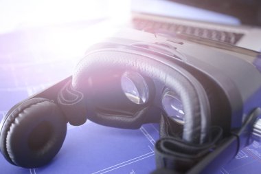 Sanal gerçeklik dizüstü bilgisayar ile masa üzerinde koruyucu gözlük