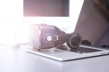Sanal gerçeklik dizüstü bilgisayar ile masa üzerinde koruyucu gözlük
