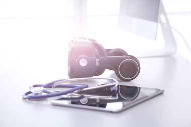 Sanal gerçeklik dizüstü bilgisayar ile masa üzerinde koruyucu gözlük