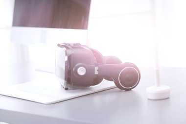 Sanal gerçeklik dizüstü bilgisayar ile masa üzerinde koruyucu gözlük