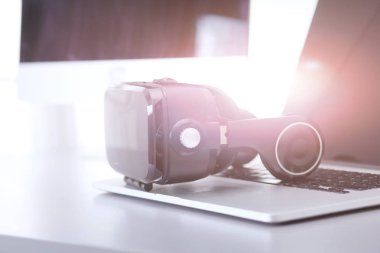 Sanal gerçeklik dizüstü bilgisayar ile masa üzerinde koruyucu gözlük