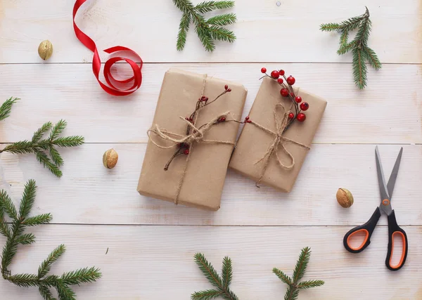 Weihnachtsgeschenkschachteln und Tannenzweig auf Holztisch, flach gelegt — Stockfoto