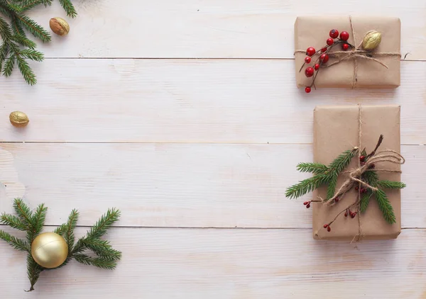 Weihnachtsgeschenkschachteln und Tannenzweig auf Holztisch, flach gelegt — Stockfoto