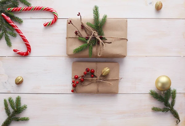 Cajas de regalo de Navidad y rama de abeto en la mesa de madera, puesta plana — Foto de Stock