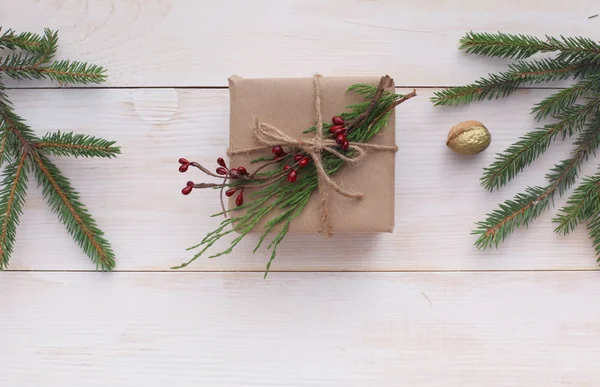 Caixas de presente de Natal e ramo de abeto na mesa de madeira, flat lay — Fotografia de Stock