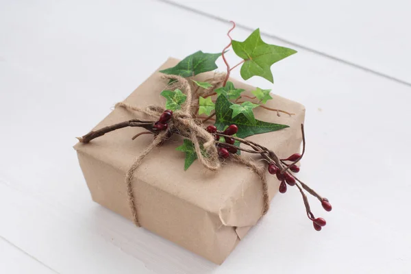 Kerstmis geschenkdozen en Spar vertakking van de beslissingsstructuur op houten tafel — Stockfoto