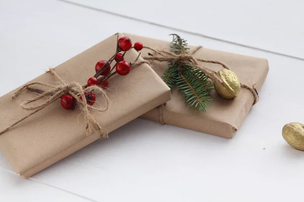 Boże Narodzenie pudełka i gałęzi drzewa jodły na drewnianym stole — Zdjęcie stockowe
