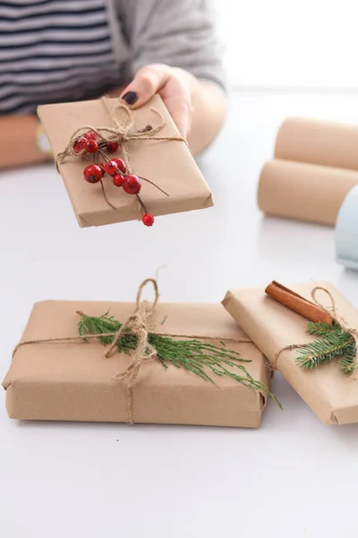 Manos de mujer sosteniendo caja de regalo de Navidad — Foto de Stock