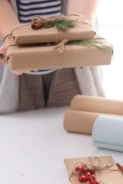 Manos de mujer sosteniendo caja de regalo de Navidad — Foto de Stock