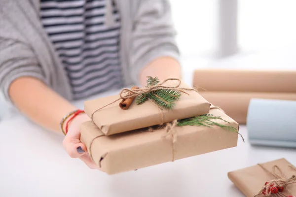 Manos de mujer sosteniendo caja de regalo de Navidad — Foto de Stock