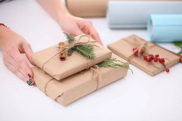 Manos de mujer sosteniendo caja de regalo de Navidad — Foto de Stock