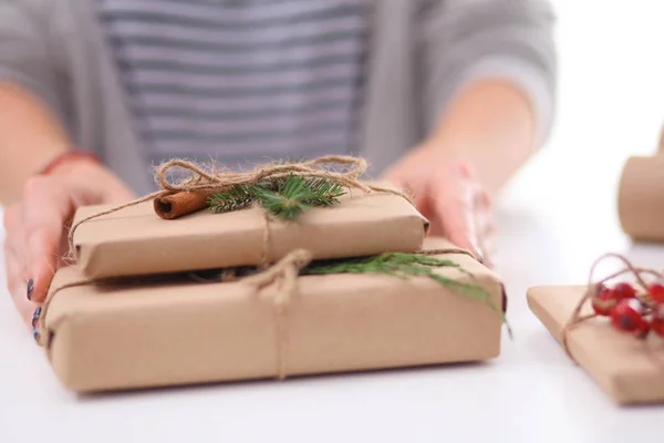 Manos de mujer sosteniendo caja de regalo de Navidad — Foto de Stock