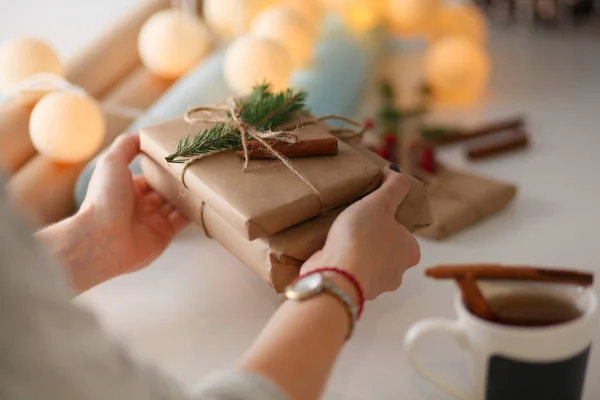 Mãos de mulher segurando caixa de presente de Natal — Fotografia de Stock