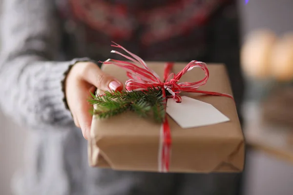 Руки жінки тримають різдвяну подарункову коробку — стокове фото