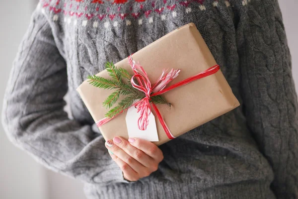 Mains de femme tenant boîte cadeau de Noël — Photo