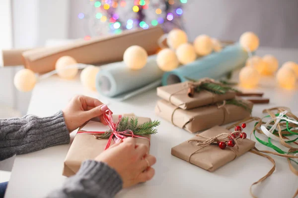 Noel hediye kutusu dekorasyon kadının elleri