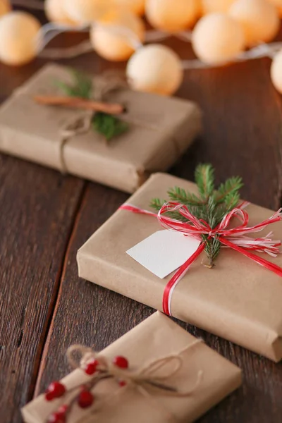 Noel hediye kutuları ve köknar ağacı dalı ahşap tablo — Stok fotoğraf