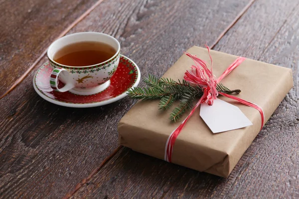 Noel hediye kutuları ve köknar ağacı dalı ahşap tablo