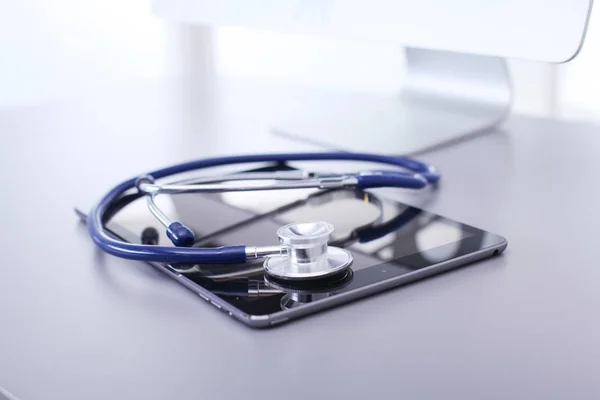 Equipamento médico: estetoscópio azul e comprimido sobre fundo branco — Fotografia de Stock