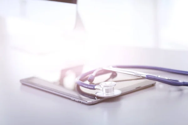 Equipo médico: estetoscopio azul y tableta sobre fondo blanco —  Fotos de Stock