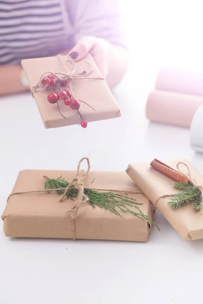 Manos de mujer sosteniendo caja de regalo de Navidad — Foto de Stock