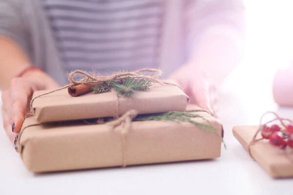 Руки женщины с рождественской подарочной коробкой
