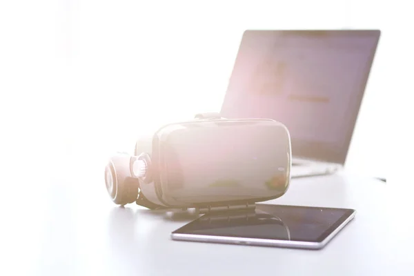 Occhiali di realtà virtuale sulla scrivania con laptop — Foto Stock