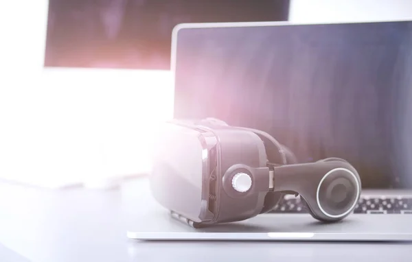 虚拟现实与笔记本电脑桌上护目镜 — 图库照片