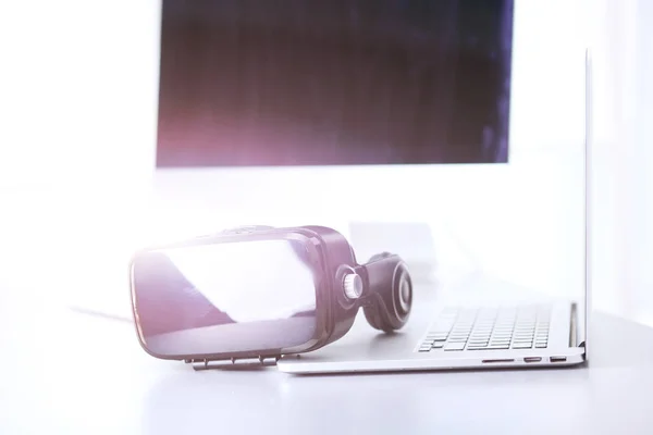 Occhiali di realtà virtuale sulla scrivania con laptop — Foto Stock