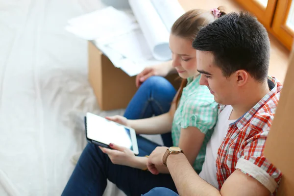 Evde oturan ipad ile katta hareketli çift. Çift