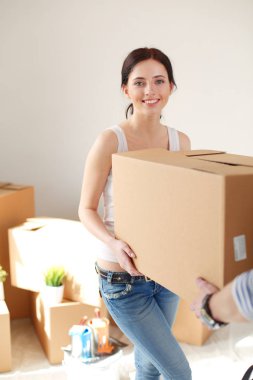 Açma veya kutu ambalaj ve yeni evine taşıdıktan mutlu genç bir çift. Genç Çift