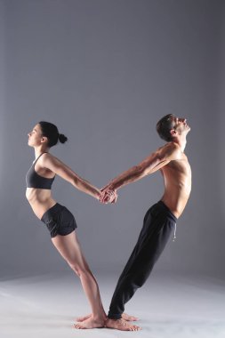 Genç çift Acro yoga mat Studio birlikte uygulamak. Acroyoga. Çift yoga. Ortak yoga.